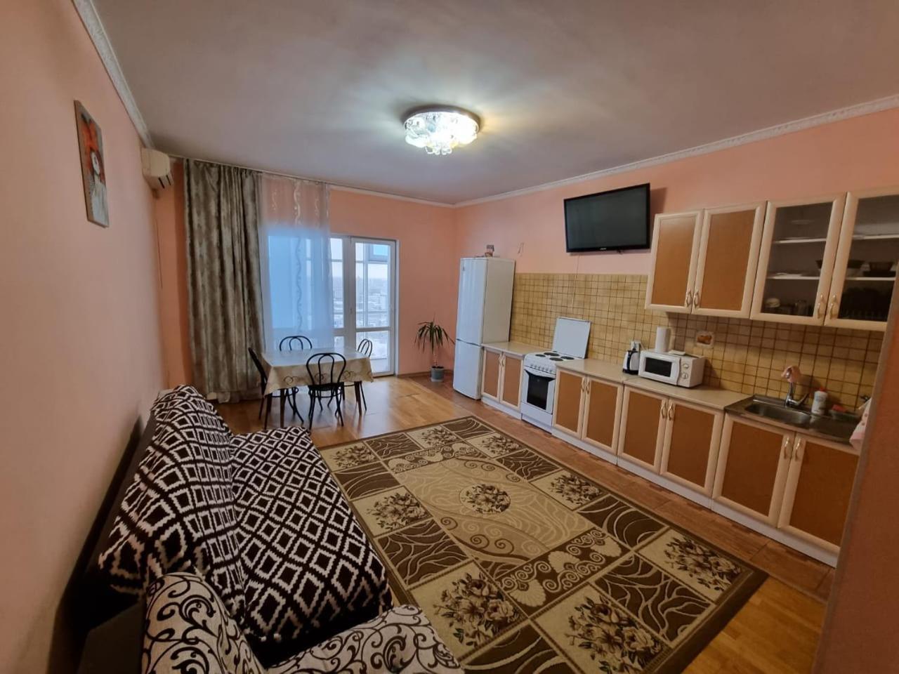 на набережной с панорамным видом на 39 этаже Nur-Sultan (Astana)