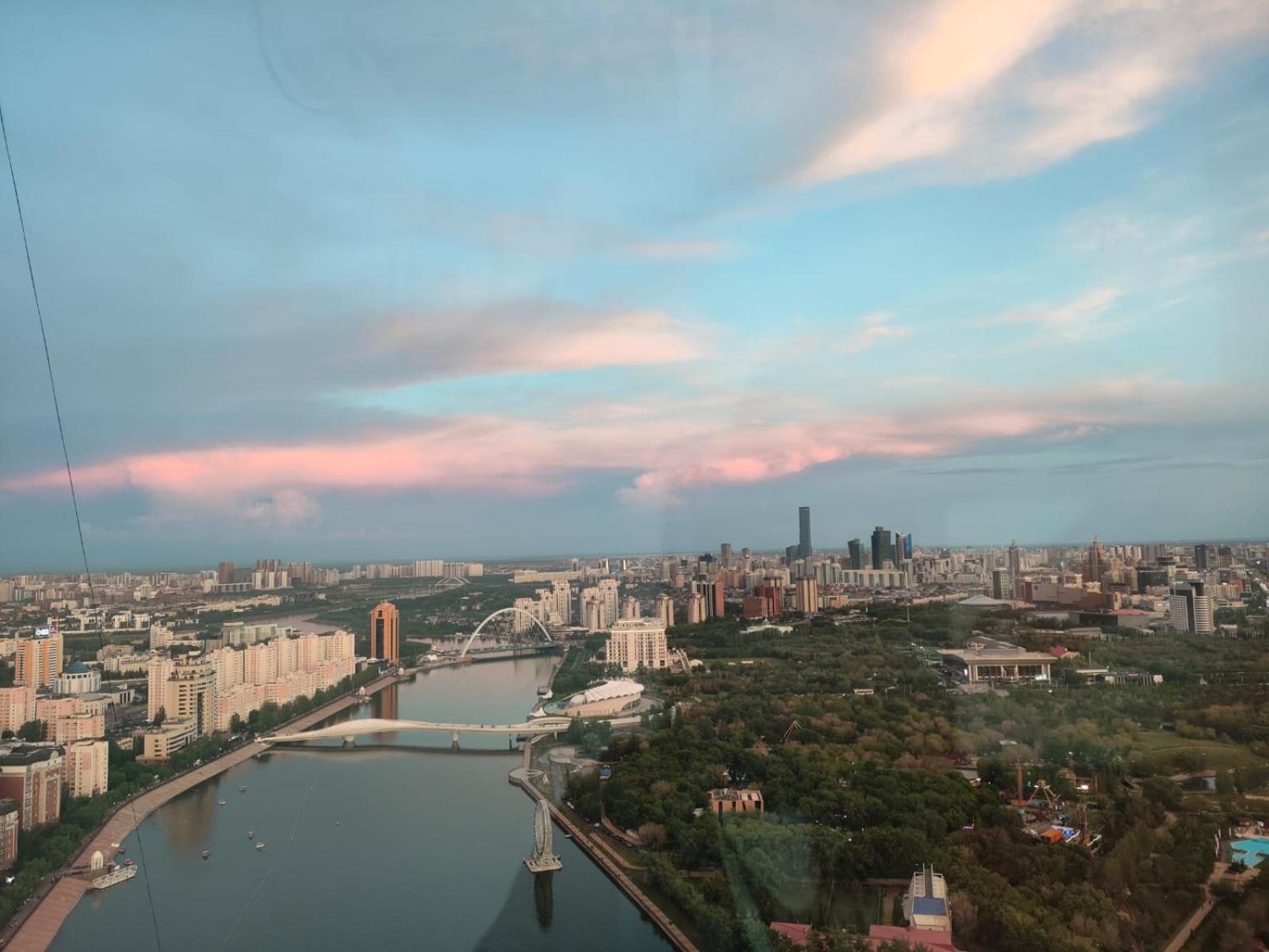 на набережной с панорамным видом на 39 этаже Nur-Sultan (Astana)